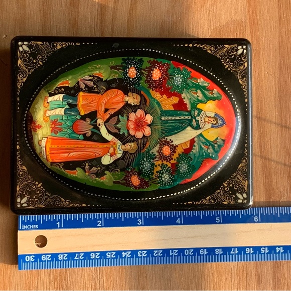 Vintage Russian Lacquered Box - Picture 11 of 14